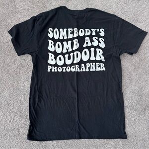 Men’s “SOMEBODY’S BOMB ASS BOUDOIR PHOTOGRAPHER” black short sleeve tee Large